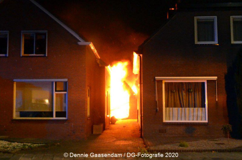 Uitslaande brand verwoest garage aan de Middenweg in Veendam #Veendam #brand #brandweer #112 ????  Het vuur dreigde over te slaan naar de naastgelegen woning.