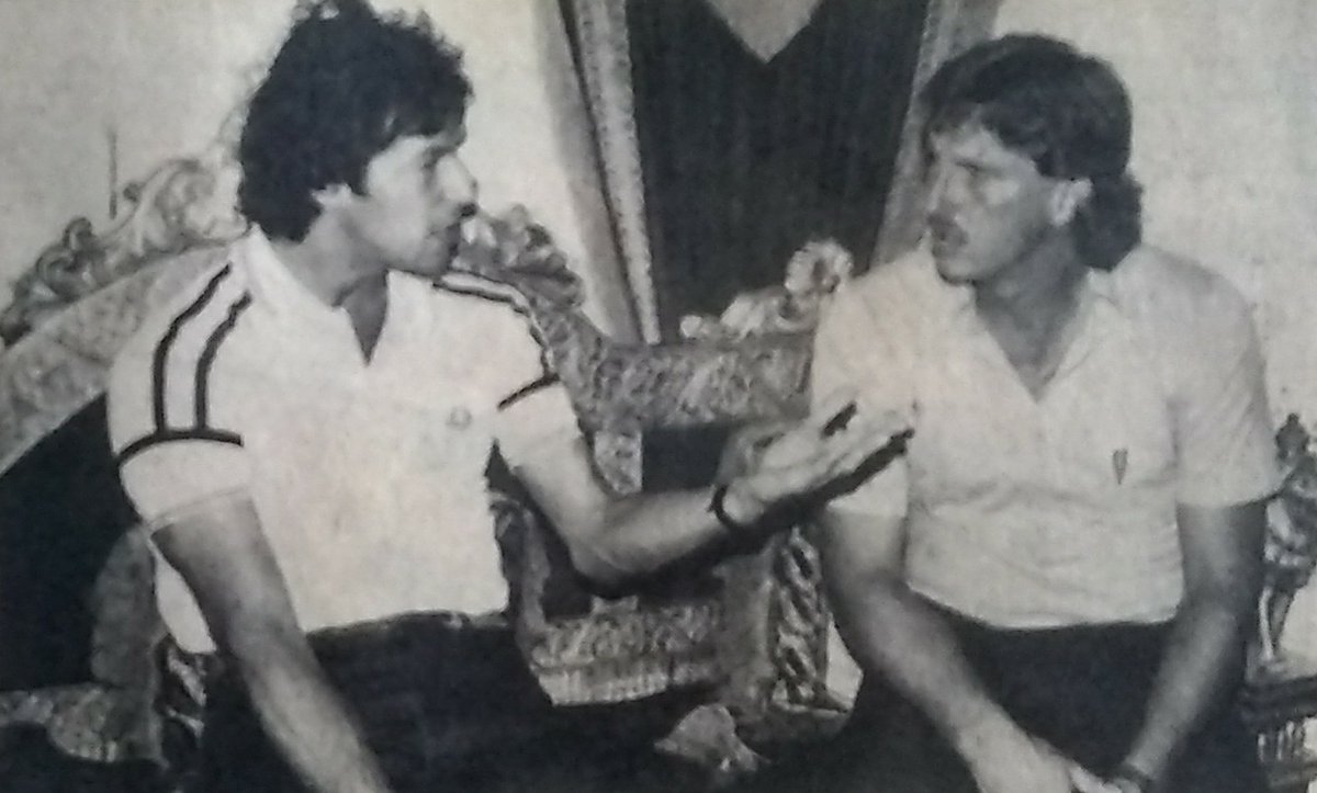 CaughtAtPoint's tweet image. Imran and Botham discussing cricket :) #MyCricketCollection 

#ImranKhan #ThrowbackThursday #Cricket @Marcus60s70s80s @NorthStandGang @SaikiaArup 
Pic: Akhbar-e-Watan (Urdu cricket magazine)