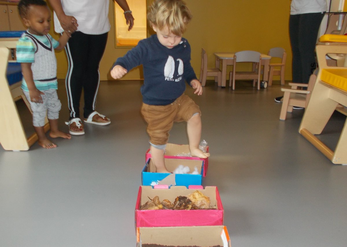 Pour la #semainedelapetiteenfance, notre #crèche Paris 12 Trousseau a mis en place un parcours sensoriel pour les #enfants. 
Une activité ludique qui favorise le développement des sens et du langage des #enfants @LaGrandeSemaine. 
#joieconfianceexigence