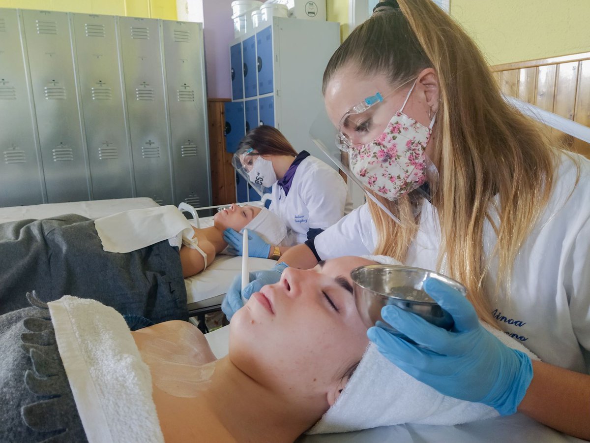 cejaumebalmes's tweet photo. Les alumnes de 2n curs d'Estètica realitzant pràctiques d'higiene facial 💆🏻‍♀️ i corporal 🧖🏻‍♀️ amb ulleres protectores, pantalles facials i prioritzant les mesures de seguretat sanitària. #prevenció #educació #formació #fp #FormacióProfessional #cfgm #estètica #bellesa https://t.co/M4LwJHyMD8