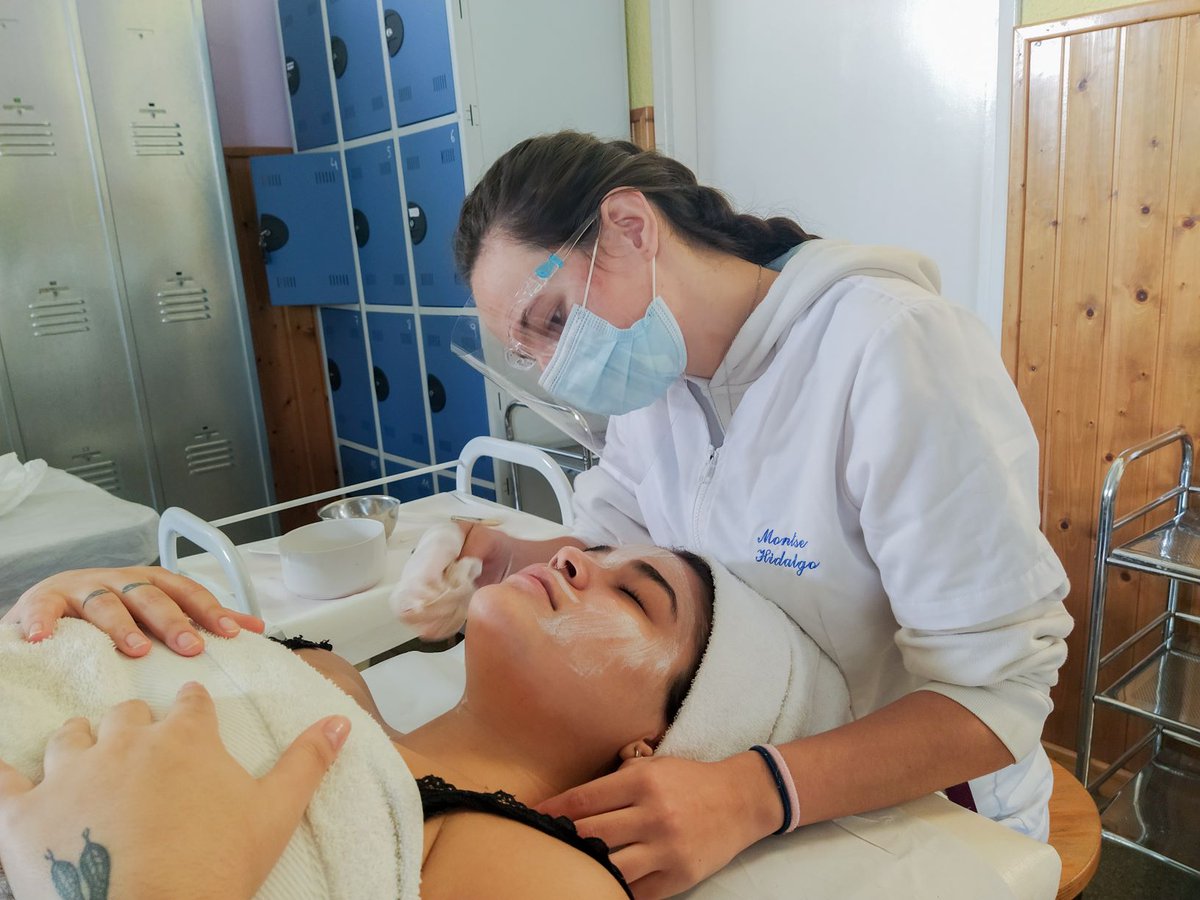 cejaumebalmes's tweet photo. Les alumnes de 2n curs d'Estètica realitzant pràctiques d'higiene facial 💆🏻‍♀️ i corporal 🧖🏻‍♀️ amb ulleres protectores, pantalles facials i prioritzant les mesures de seguretat sanitària. #prevenció #educació #formació #fp #FormacióProfessional #cfgm #estètica #bellesa https://t.co/M4LwJHyMD8