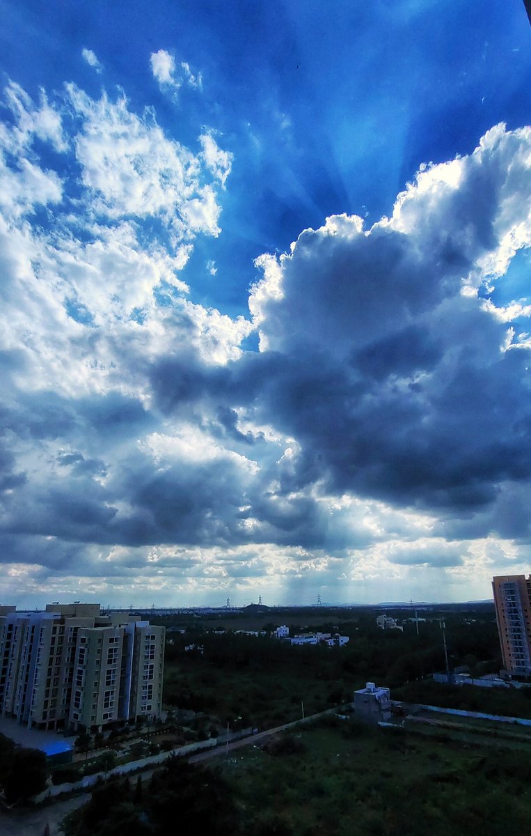 rprsan's tweet photo. d burst or d divine light...its in d perspective...
#sunrays #clouds #scatteredlight #ViewFromTop #bluesky #landscapephotography #building #greenary #Siruseri #mobilephotography #vivox50pro https://t.co/QRYj2F1M7c