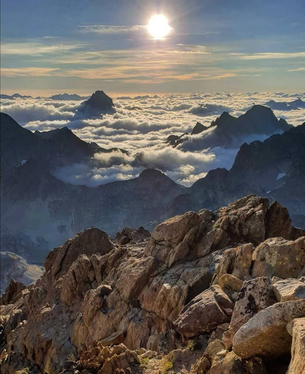RinconesPirineo's tweet photo. Desde la gran diagonal del Balaitus. Por encima del mar de nubes Midi, Arriel, Palas, Lurien..
•
•
•
•
📸: Gracias i_santxo
•
📌 Balaitus
.
#RinconesDelPirineo
#Pirineos #Pyrenees #Pirineus
#Spain #France #Andorra
#RuralTop #lasarra #balaitus https://t.co/N0eK8ya8QG