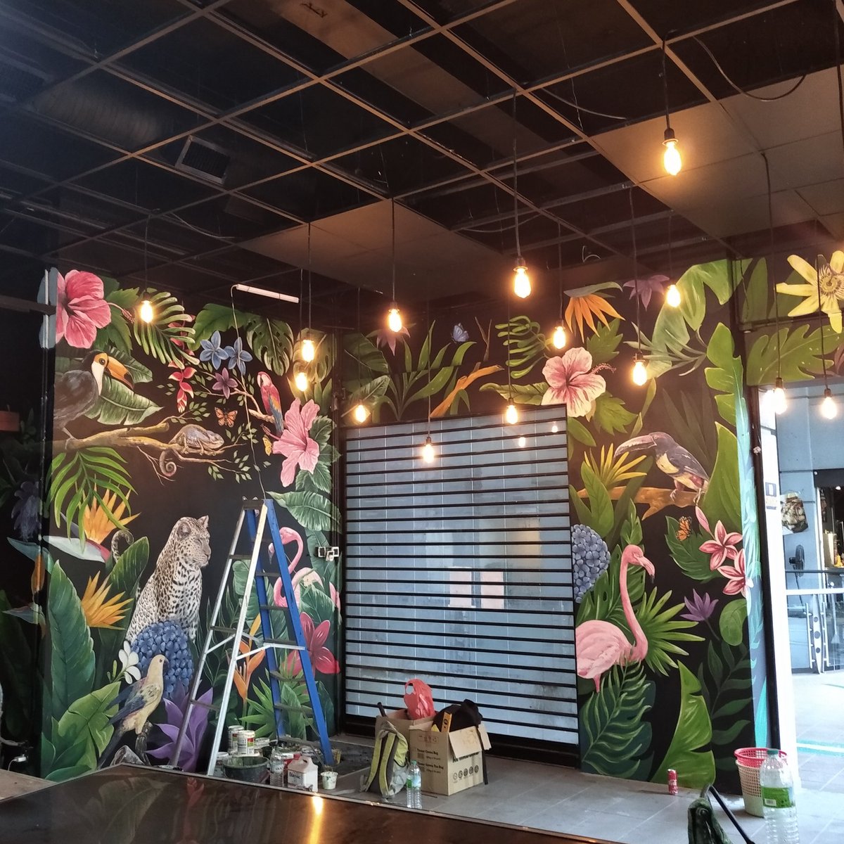 bayanggagak's tweet photo. Mural in progress, continue after CMCO..😅😅
#mural #muralist #addictartmerch #arternative #tropical #artworks #art #barshishaandlounge https://t.co/Zc6iYzkusZ