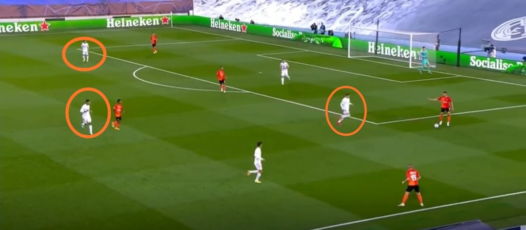 Como se ve en la imagen, la línea de centrocampistas del Real Madrid fue muy agresiva, se posicionó muy arriba y dejó a extremos en zonas intermedias. Pero sin Sergio Ramos estas situaciones son mucho más difíciles de corregir.Marcelo y Militao, horrorosos.