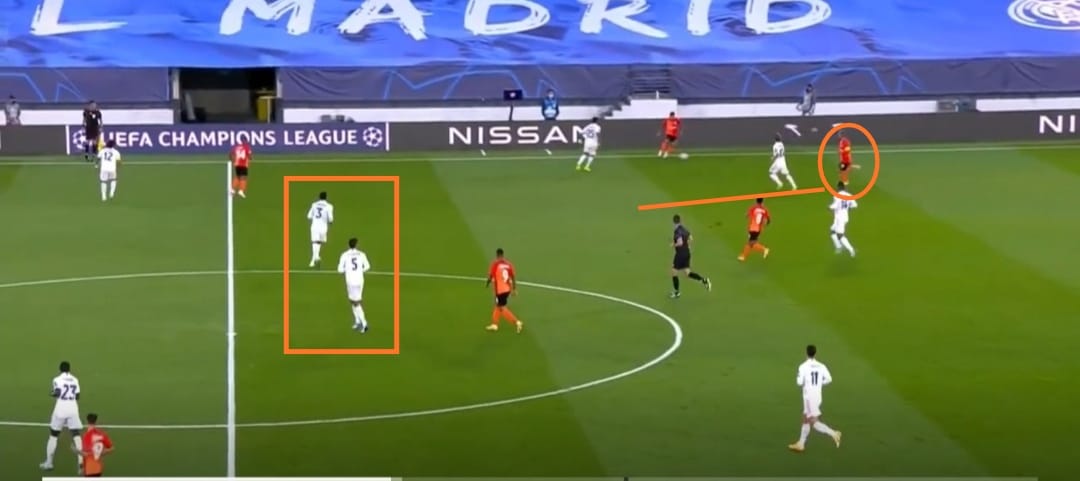 Cada línea del Real Madrid jugó su propio partido. Como si cada una de ellas fuera un equipo distinto. Trabajazo de extremos fijando SIEMPRE a laterales blancos abajo y centrales saliendo muy arriba ( ¿dónde va Militao?).Son dos bloque distintos en un mismo equipo.