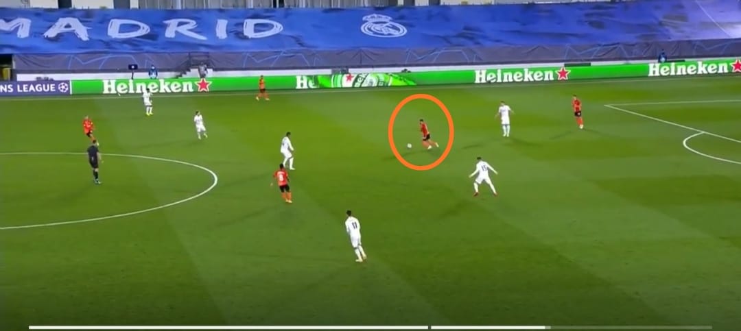 Esta secuencia es desastrosa. Jovic, en vez de tapar línea de pase al pivote, salta al central regalando su espalda.El Shaktar tiene dos jugadores a la espalda de Casemiro y Luka y amenaza ese intervalo sin que nadie les detecte. De nuevo, espalda de Marcelo castigada.