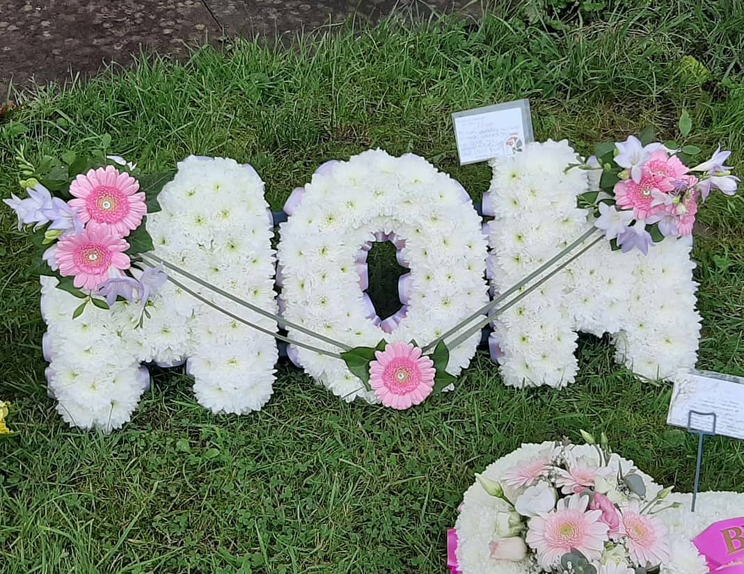 Beautiful flowers for a beautiful lady #gerbera #freesias #whitechrysanthemum #madebyme #ivy