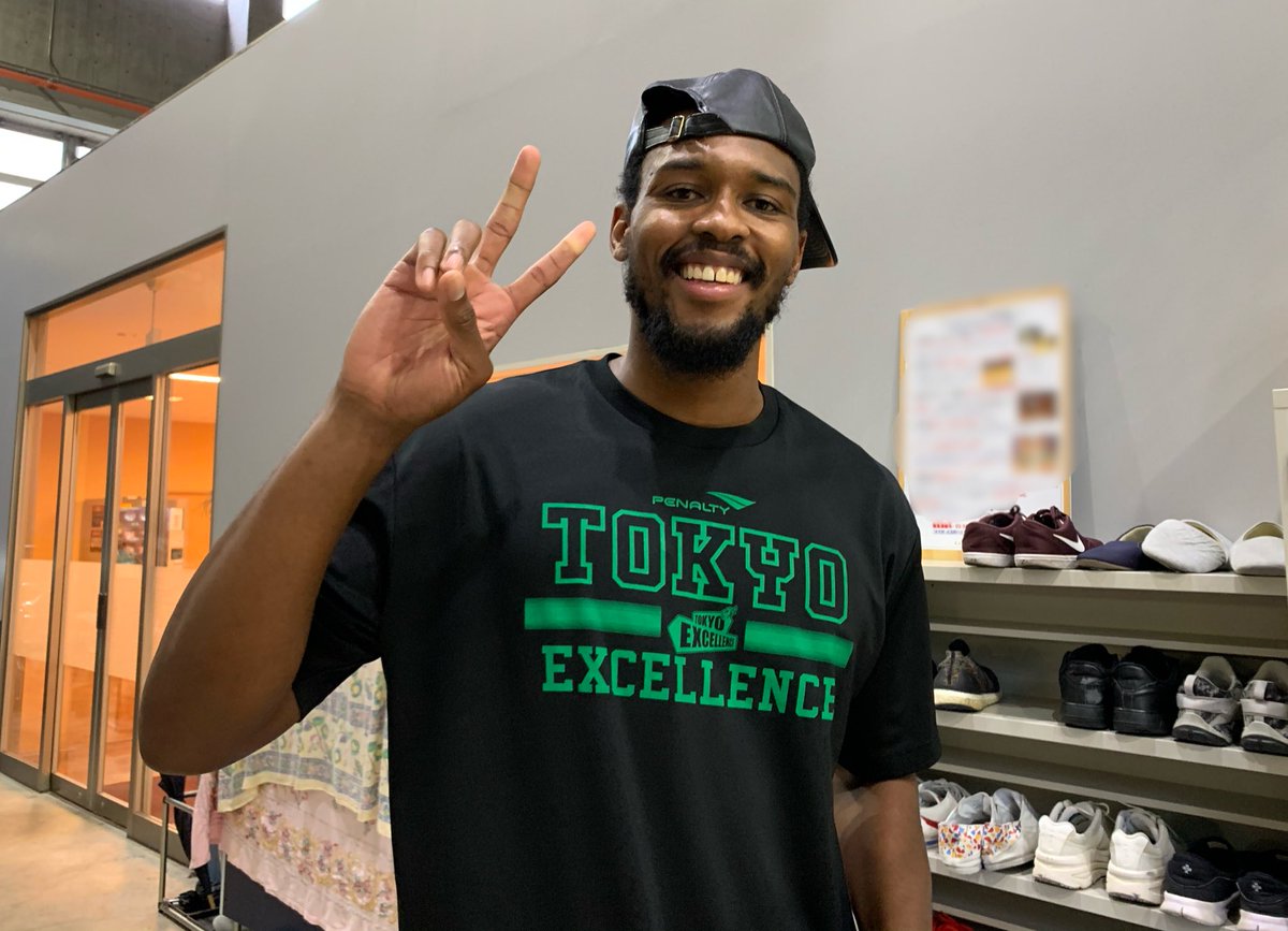 yokohamaex_'s tweet photo. 昨シーズンまで #東京エクセレンス に在籍していた
 #ジョーダン・フェイゾン 選手が、
京都からアメリカ���帰国する途中、
練習会場へ遊びに来てくれました😊✨

律儀にチームTシャツを着て来てくれたフェイズ😆👏

10/17が26歳の誕生日だったため、
ささやかなお祝いをしました🎉🎉

#B3リーグ https://t.co/nKhKDTdYbU