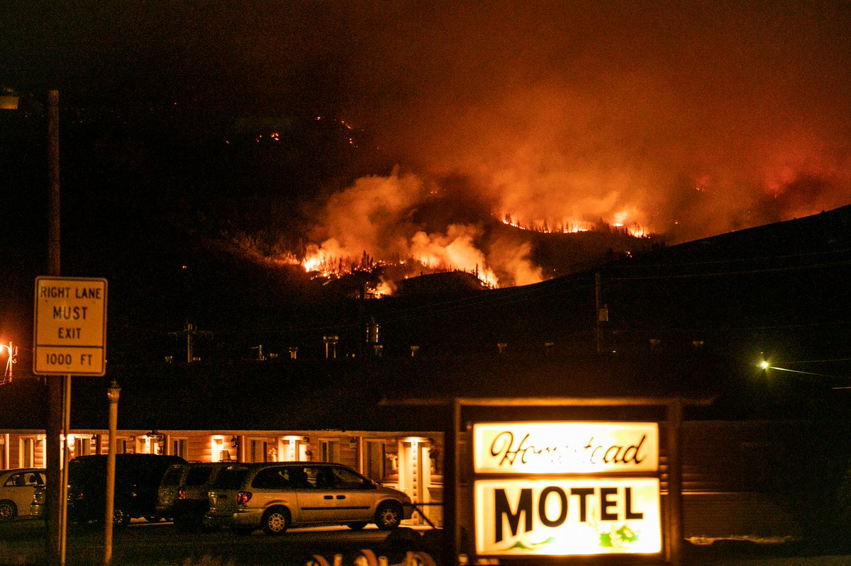 Another view of  #EastTroublesomeFire from Granby, now at 4:30 a.m., at a motel out by the roadblock up at highways 40 and 34, with temps in the low 30s.  @CPRNews
