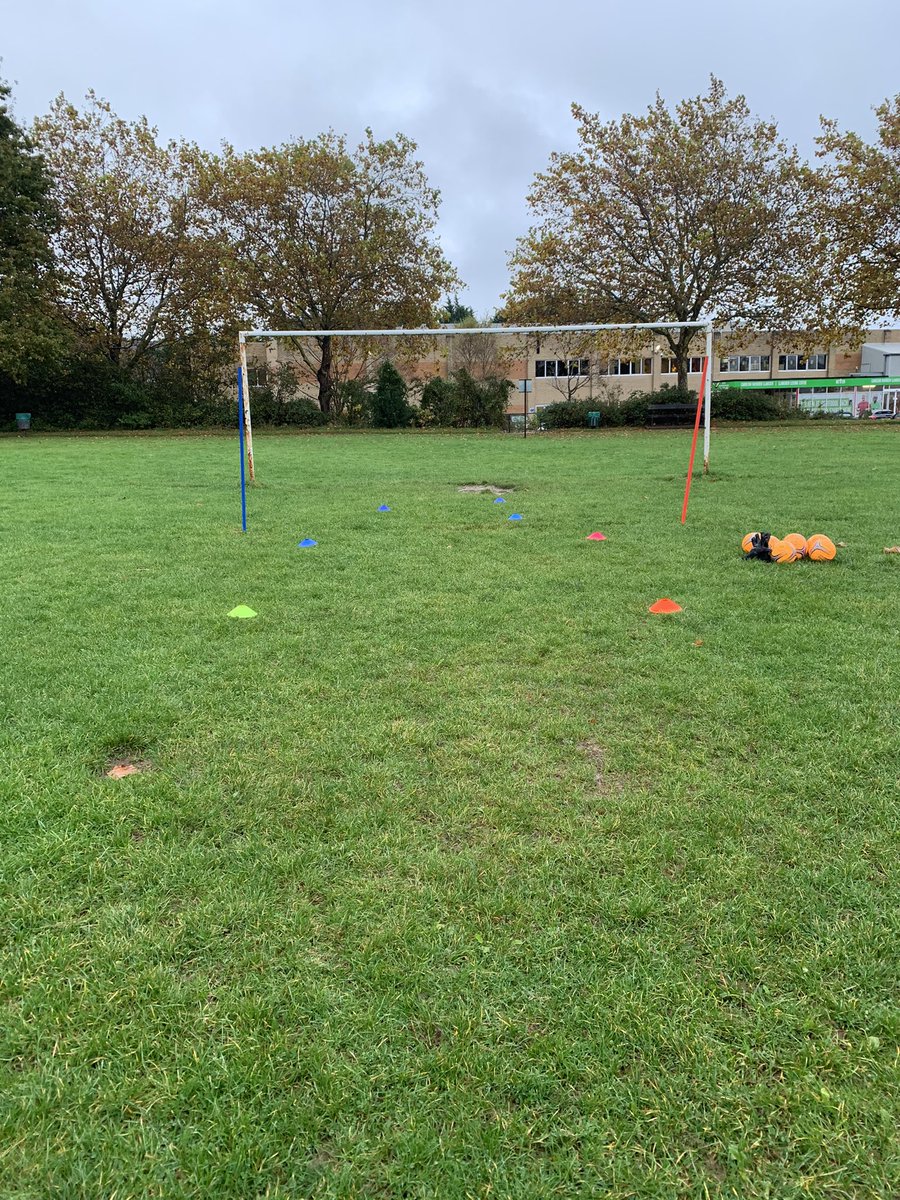 DMSGoalkeeping's tweet photo. Diving session last night with few drills to get the mind thinking. Protecting the middle of the goal is important, so being able to be strong at diving too both sides is key for a goalkeepers confidence ⚽️ #preseason #football #coaching https://t.co/MUaXHyWou7