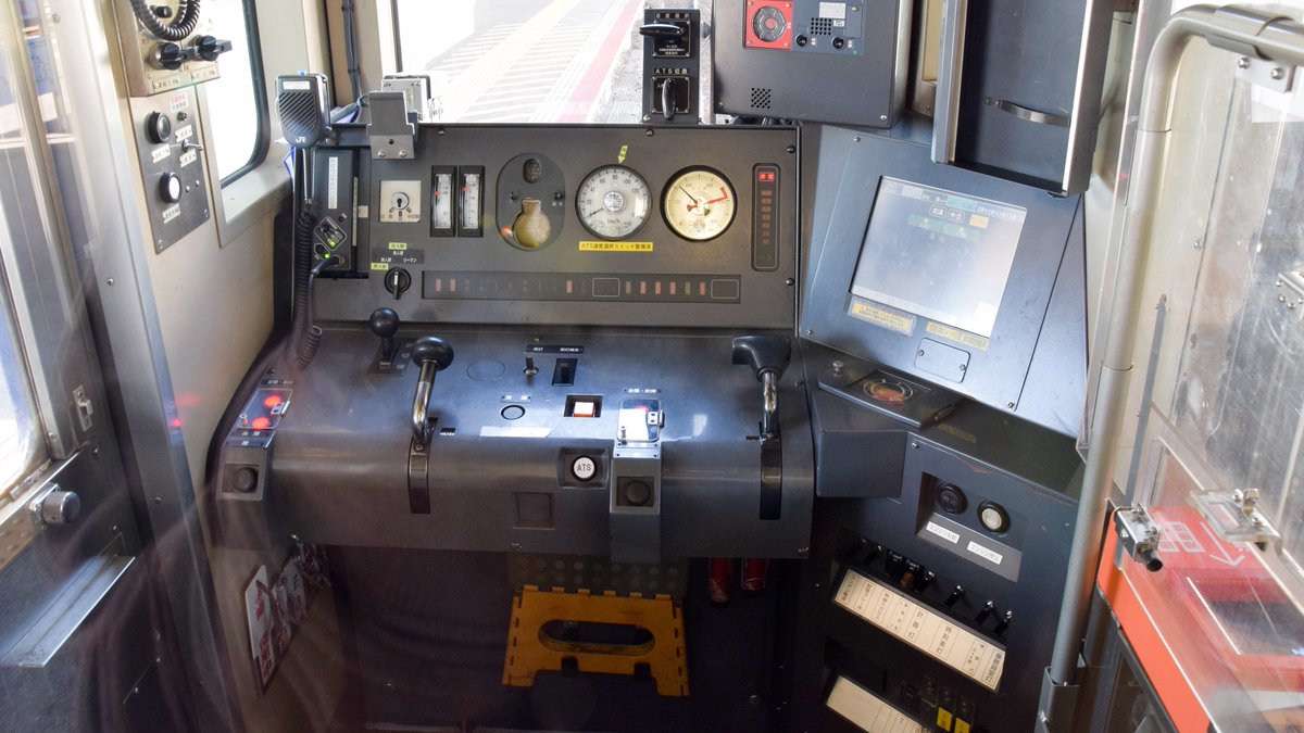 電車と共通化した運転席のJR九州のYC1系とJR西日本のキハ126系。両会社