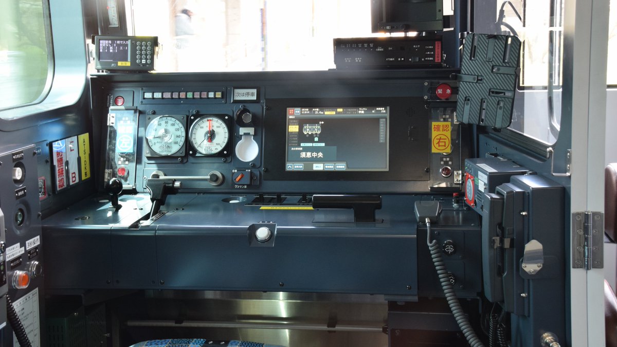 JR　運転台機器 電車と共通化した運転席のJR九州のYC1系とJR西日本のキハ126系。両会社