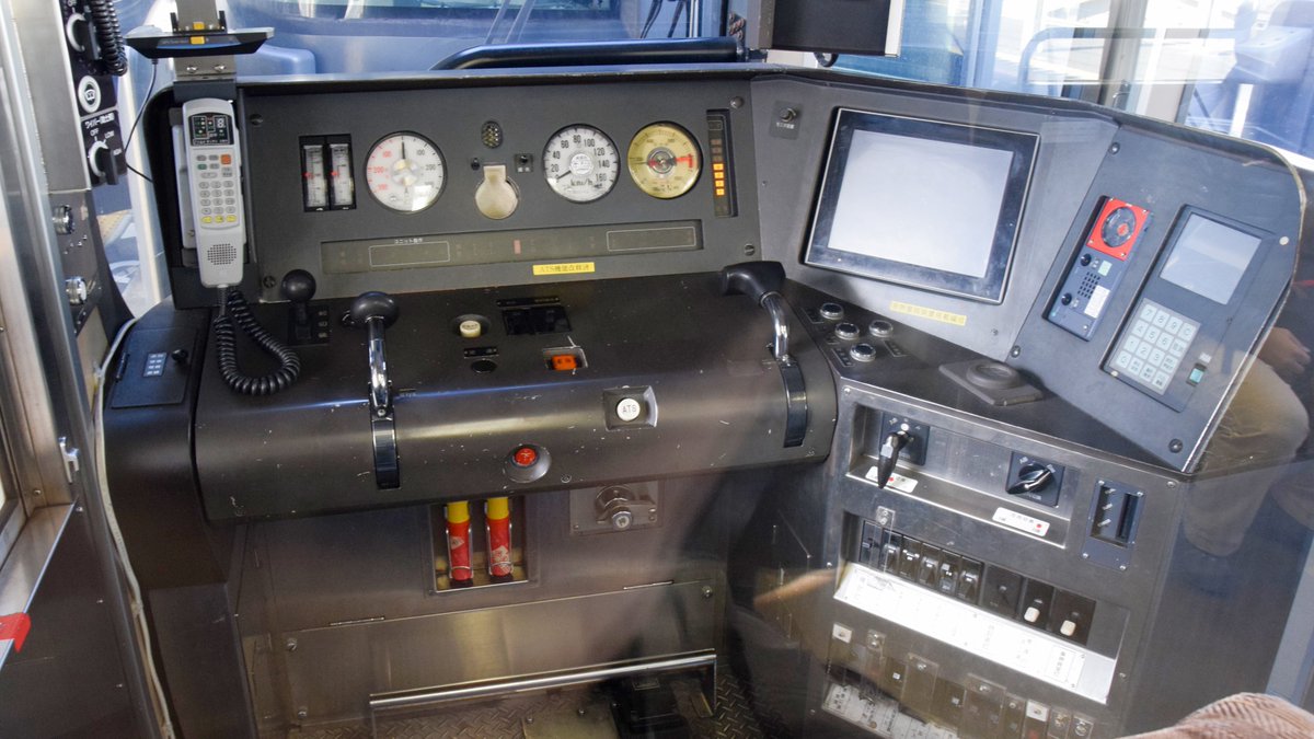 電車と共通化した運転席のJR九州のYC1系とJR西日本のキハ126系。両会社