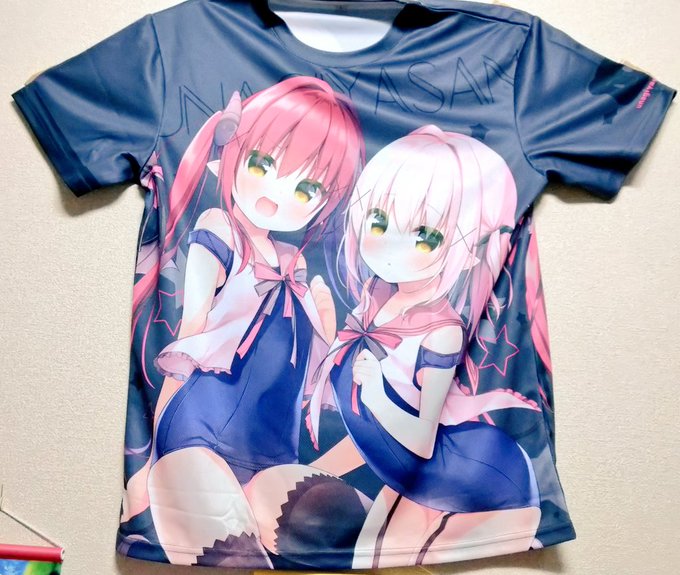 色校!!Tシャツ〜!!と自分が欲しくて作ることにしちゃったアクスタ!名刺とくらべるとでっかい🎉(写真が死ぬほどへた) 