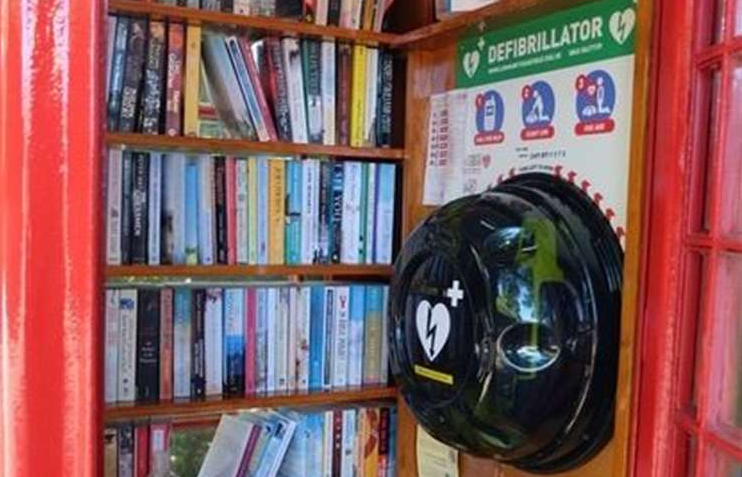 TheBHF's tweet photo. This disused phonebox in Wymondham has not only been transformed into a village library, but is now also home to a life saving defibrillator!

Upcycling at it's best we think! 👍 https://t.co/N1yOMXKLhL