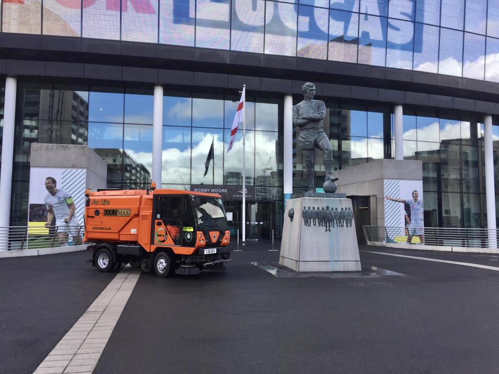 GoldmaxUK's tweet photo. Great new addition to the fleet, busy on the numerous projects in Wembley Park, call the office 01923256044 if you need a sweeper               #Goldmax #Groundworks #construction #wembleystadium #wembley  #roadsweeper #planthire #theFA #bobbymoore #wembleypark #giveitthemax https://t.co/BmypJAimJC