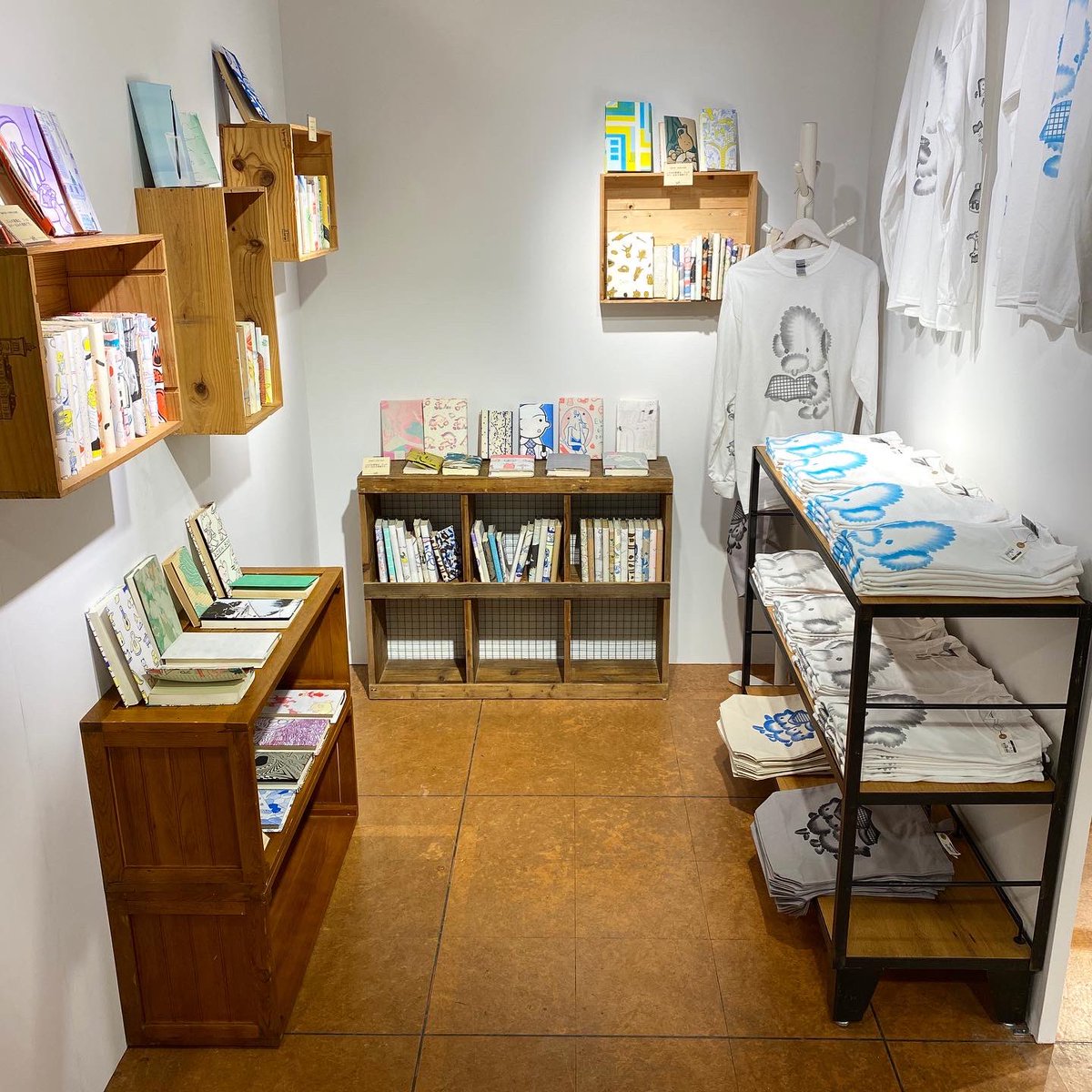 Folk 約100人のブックカバー展 会期 年10月23日 金 11月15日 日 11 00ー 00 最終日は18 00まで 営業時間は情勢により変更となる場合もございます 詳しくは梅田ロフトhp等でご確認ください 会場 梅田ロフト4階イベントスペース
