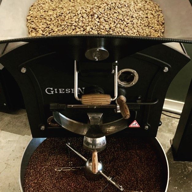 Green coffee in, roasted coffee out 🔥 

📷 Koffie van Hoorn