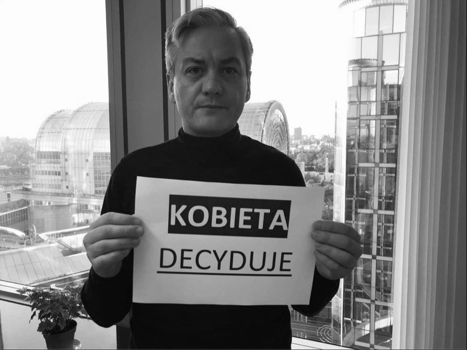 RobertBiedron's tweet photo. Kolejny raz rząd zawiódł Polki i Polaków. Pokazał, że fanatyzm jest ważniejszy niż zdrowie i szczęście ludzi. Nie możemy jednak się poddać. Działajmy dalej i pokażmy, że wspólnie jesteśmy w stanie coś zmienić. Bo kiedy oni żyją nienawiścią, my wybieramy nadzieję. #KobietaDecyduje https://t.co/Iy4eEgo8RN