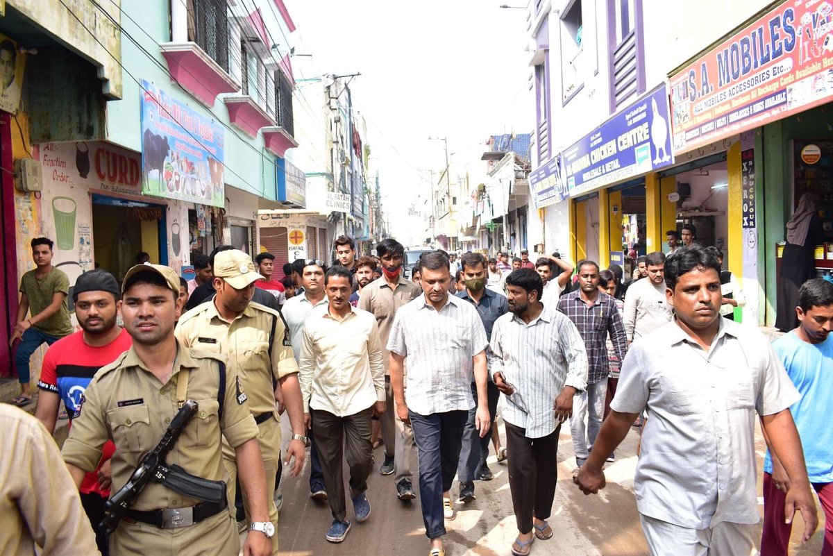 AkbarOwaisi_MIM's tweet photo. #AIMIM Floor Leader Janab @AkbarOwaisi_MIM Today Met People & Inspected Heavy Rains Effected Areas Of #NaseebNagar, #PhoolBagh, B, H, O Blocks and Surrounding Areas Of #HafezBabaNagar, #Chanfrayangutta Constituency.. @asadowaisi @aimim_national https://t.co/vIq3llGGEK