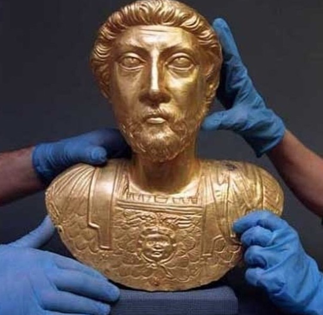 SokolowskiLuk's tweet photo. Today Musée archeologique d'Aventes has published the extaordinary pictures of finding this extaordinary bust from Roman Helvetia in 1939.
Local interpretation of Antonine imagery.
#RomanPortrait https://t.co/pRYdX7Rs2u