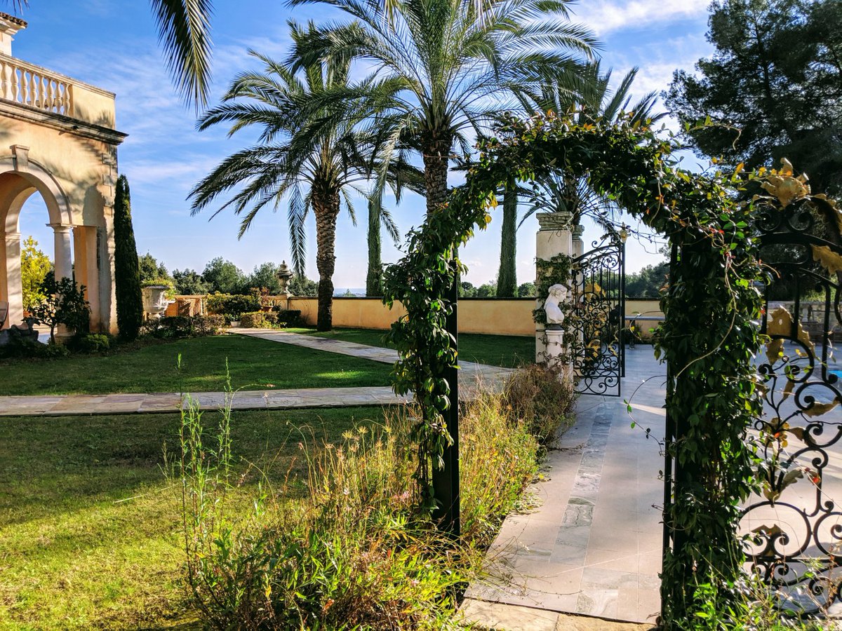L'élégance italienne a ses quartiers en #CotedAzurFrance. Cette villa située à La Colle-sur-Loup est un vrai petit bout de Florence💛🇮🇹 buff.ly/35kpTm0

#JeudiPhoto #CotedAzurFrance #FrenchRiviera #JeRedecouvreLaFrance #MagnifiqueFrance