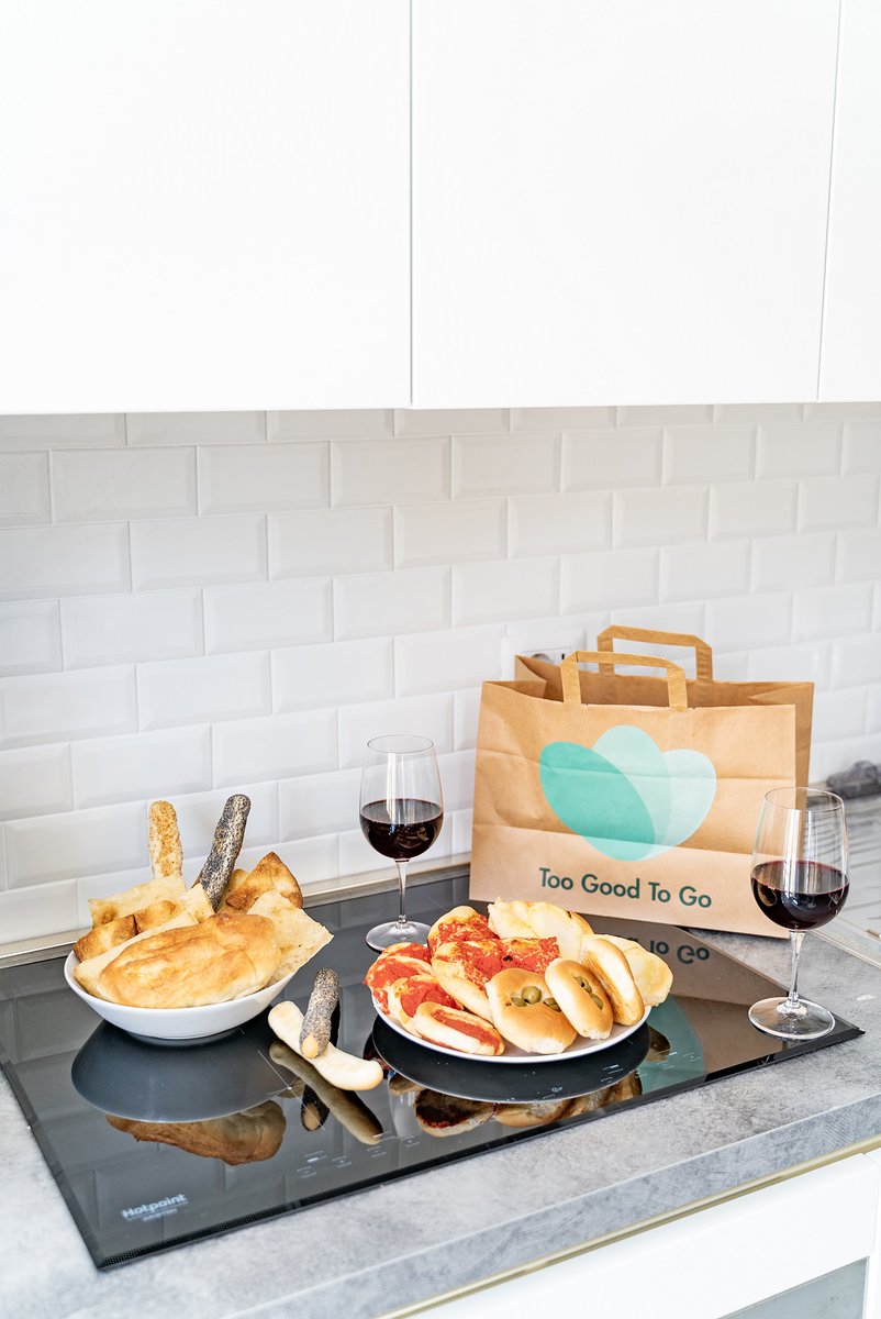 Turn supper into a good cause! Hampshire Fare has launched a new partnership with food waste app @TooGoodToGo_UK - a national first for a food group (there's a special benefit for HF members) bit.ly/3klWaPM - HF member <a href="/TheHogShack999/">The Hog Shack</a> has signed up (see pic)