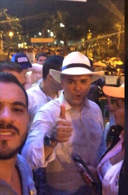 Baldor2014's tweet photo. 🔥#ElPilotoDeDuque🛩🔥Aparecen fotos del extinto piloto del cartel de Sinaloa y al mismo tiempo aviador de confianza de las campañas electorales de Uribe y Duque para la subpresidencia, premian a llanera de aviación con dos contratos con la Aerocivil🛩
https://t.co/yD0PuhJPl3 https://t.co/nHRvGqEHF2