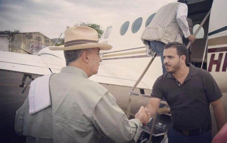 Baldor2014's tweet photo. 🔥#ElPilotoDeDuque🛩🔥Aparecen fotos del extinto piloto del cartel de Sinaloa y al mismo tiempo aviador de confianza de las campañas electorales de Uribe y Duque para la subpresidencia, premian a llanera de aviación con dos contratos con la Aerocivil🛩
https://t.co/yD0PuhJPl3 https://t.co/nHRvGqEHF2