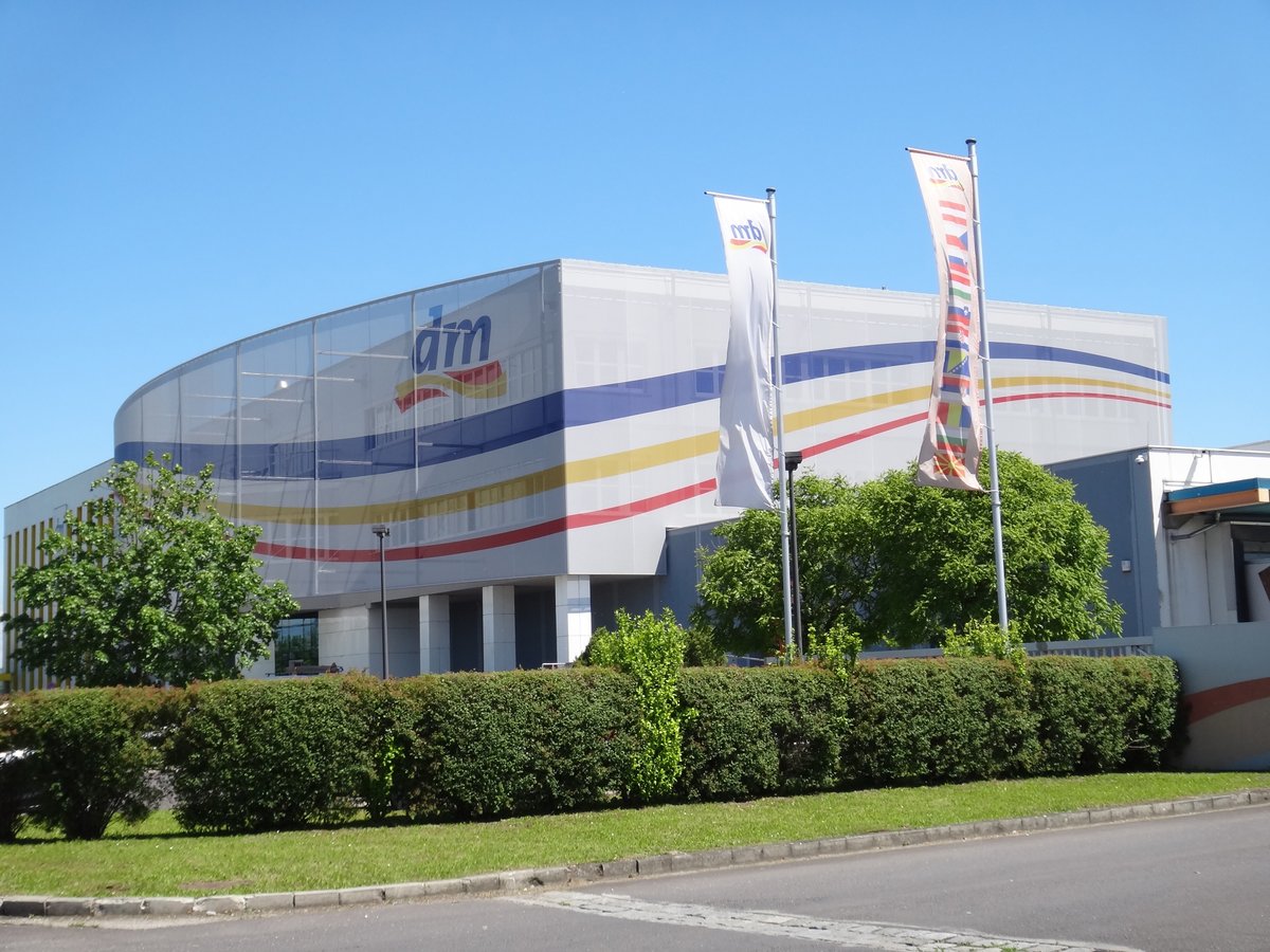 Siemens_DL's tweet photo. Congratulations to dm-drogerie markt! They won the German Logistics Award 2020 for their project. We are pleased that we were able to contribute to this success with our digital twin and the SCS! @DLK_Berlin
@BVLoffice #digitaltwin #logistics #dmdrogerie https://t.co/b2lEzkdwfj