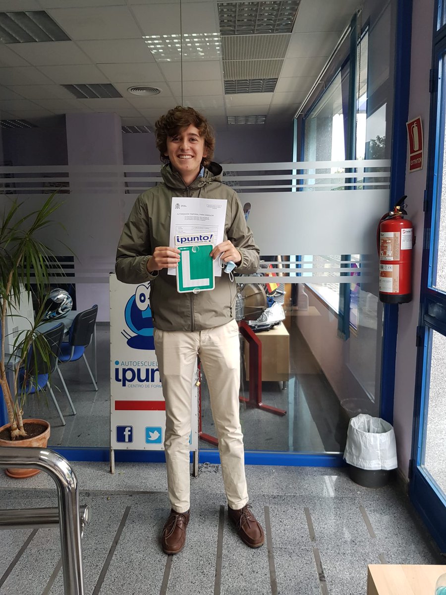 AutoIpunto's tweet photo. No hay nada mejor que ver la ilusión con la que salen nuestros #Conductores Noveles de nuestro centro de #FormaciónVial 😃  ¡Ya tienes tu "L", Carlos Rodrigo‼ 👏👏  #IPunto #Carnetdeconducir #Motor #Autoescuela https://t.co/jZpRhPoGCF