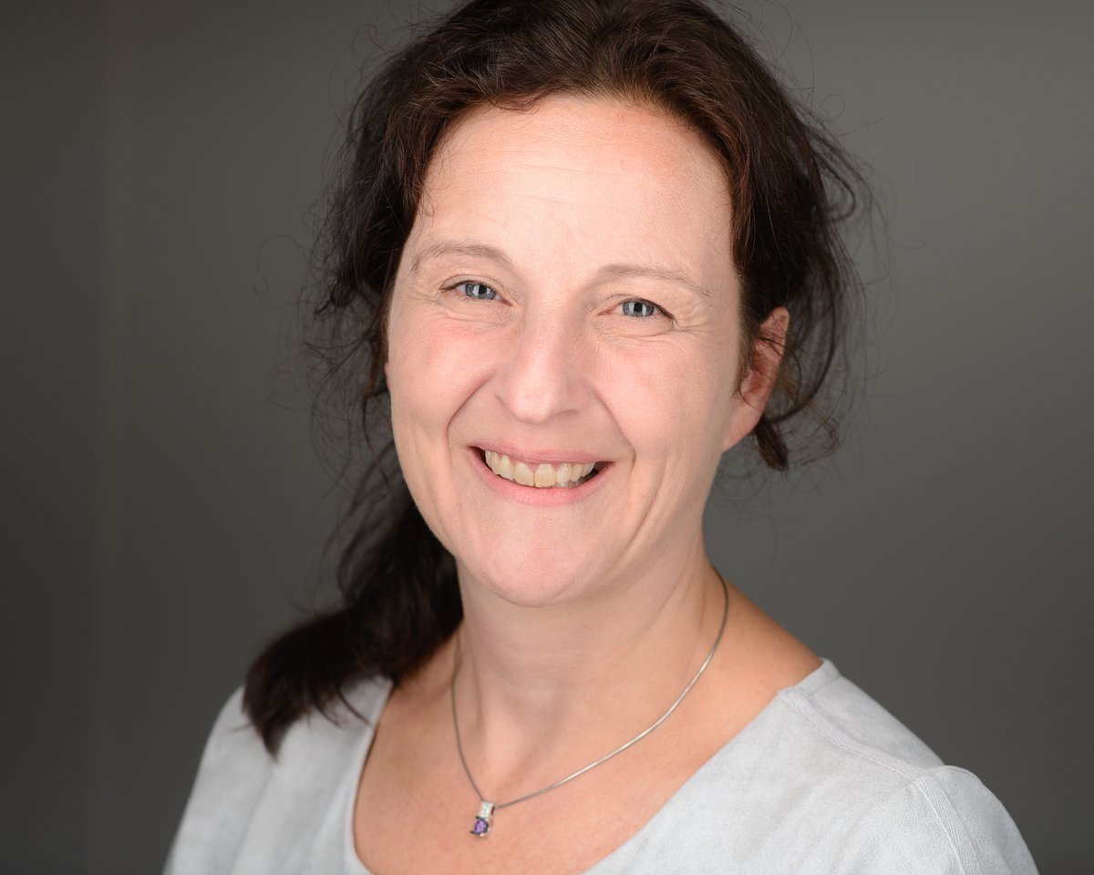 OpenTilburg's tweet image. #OAWeek2020 day 4: we are happy to announce our 4th #opensciencechampion of #TilburgU: Brigitte Kroon. She made a fantastic e-book for students on Evidence based HRM studies (no management speak mumbo jumbo!) and did that completely in-house and OA, retaining all copyrights.💐🏆