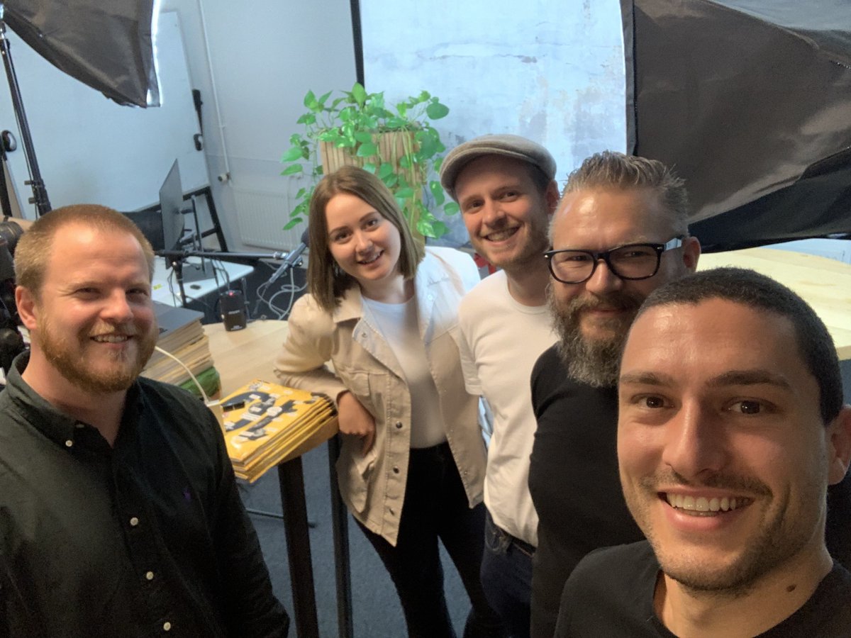 Today it's the @designcentret's turn:
Thomas, Mads, Christof, Laura, Therese and Peter are ready to give a blitz-intro to design-driven entrepreneurship.

We will push the founders to adopt a user-perspective, map their assumptions and delve into testing them.