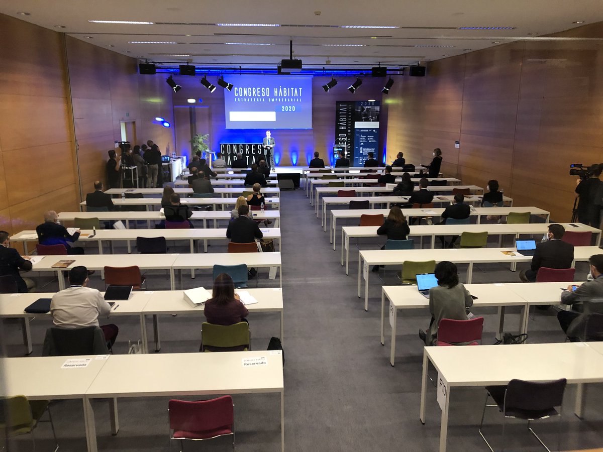 Juliaentuitter's tweet photo. @PalcongresVLC @AIDIMME #habitat2020 
Así lucía el Palacio de Congresos esta mañana para recibir a AIDIMME y su Congreso Hábitat. Bien por AIDIMME, por seguir adelante, bien por reinventar su congreso y bien por haber elegido el Palacio como sede para el mismo. https://t.co/ojIpe6dc0j