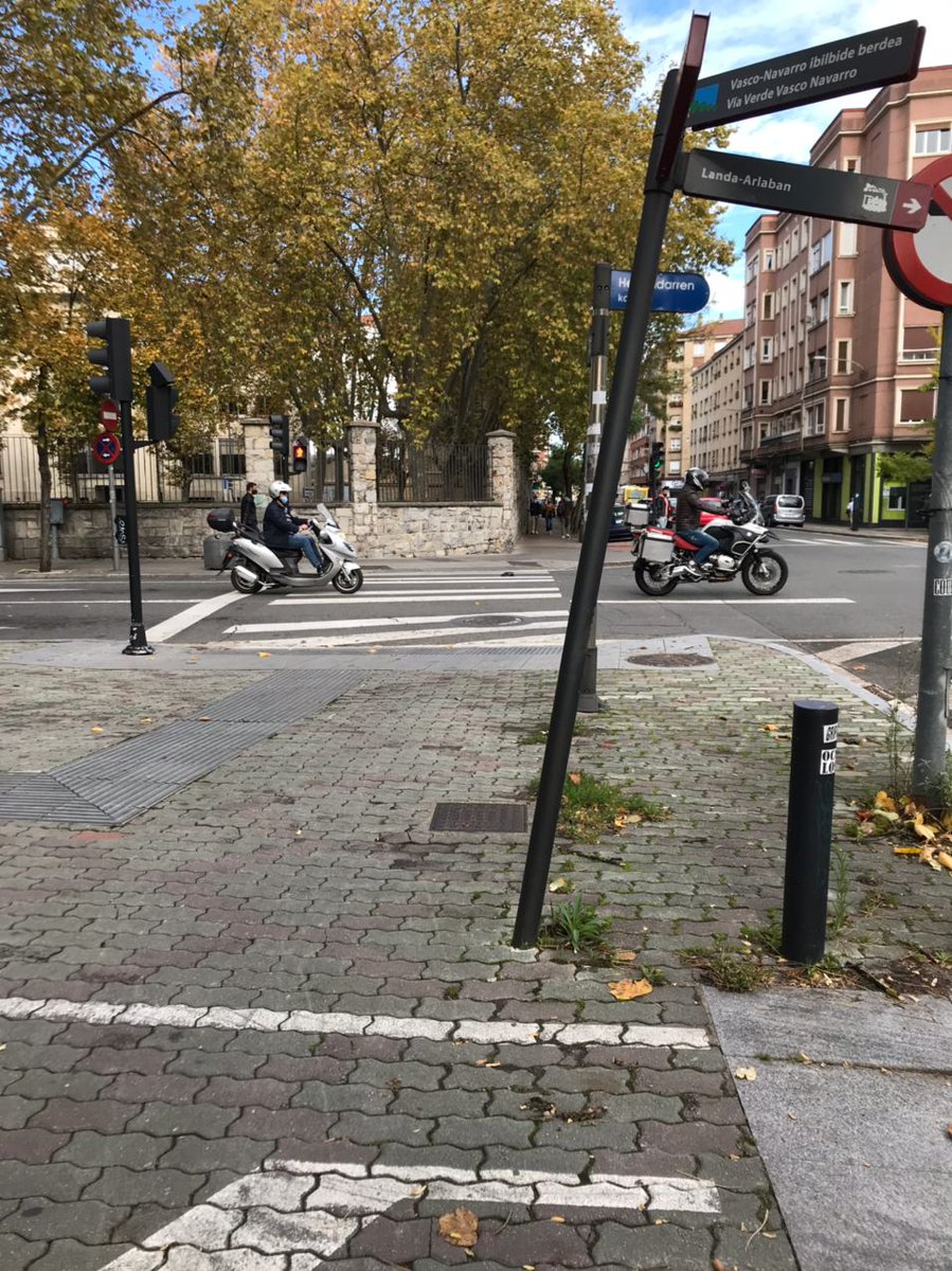 AitziberWest's tweet photo. RT para difusión
Me he encontrado estás llaves de algún coche/camión en esta esquina de la calle los Herrán de Vitoria. Se agradecería encontrar al dueño/dueña. https://t.co/FG9PQocuhx