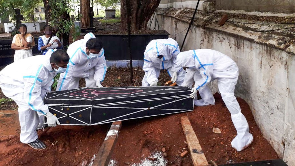 2/5. The volunteers of the Tamilnadu Muslim Munnetra Kazhagam help distressed families – some of whom have been threatened by mobs at burial grounds – and conducted funerals according to the traditions of the victim’s religion #Covid_19  #coronavirus  #TamilNadu