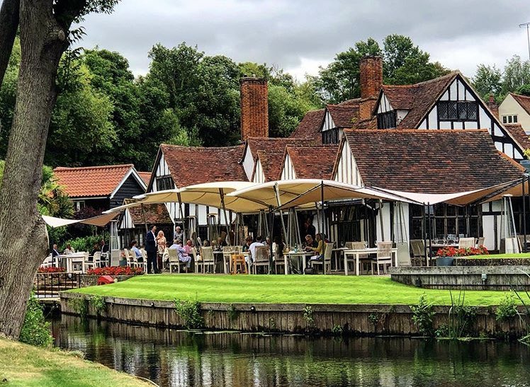 Dining by day or dining by night; an evening <a href="/milsomhotels/">MH&R</a> Le Talbooth is always a delight.                                   Twinkling lights and cosy heaters are the perfect addition to al fresco dining 💫