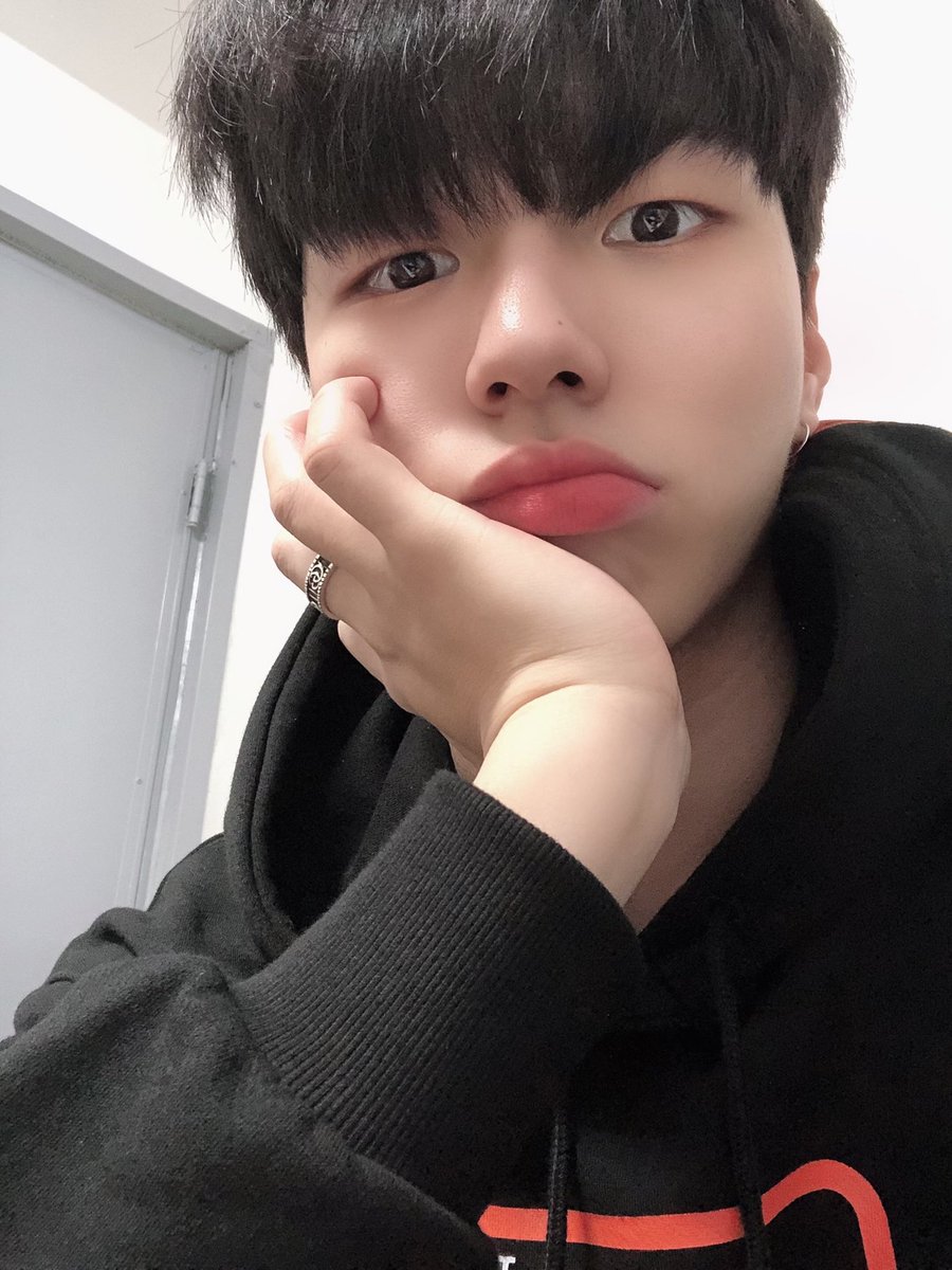 7OC_official's tweet image. [#태영]

로즈가 보고싶다😫

#세븐어클락 #머리뜬거아님❌
#착시현상임⭕️