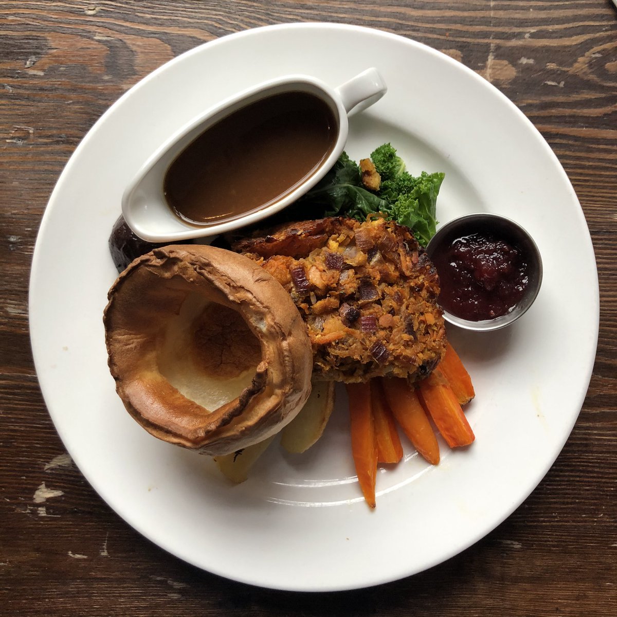 We will be serving up these delicious veggie roasts this Sunday, visit our website to book yourself a table 😋 🍺 #sundaylunch #roast #stokenewington #lazysunday #londonpubs