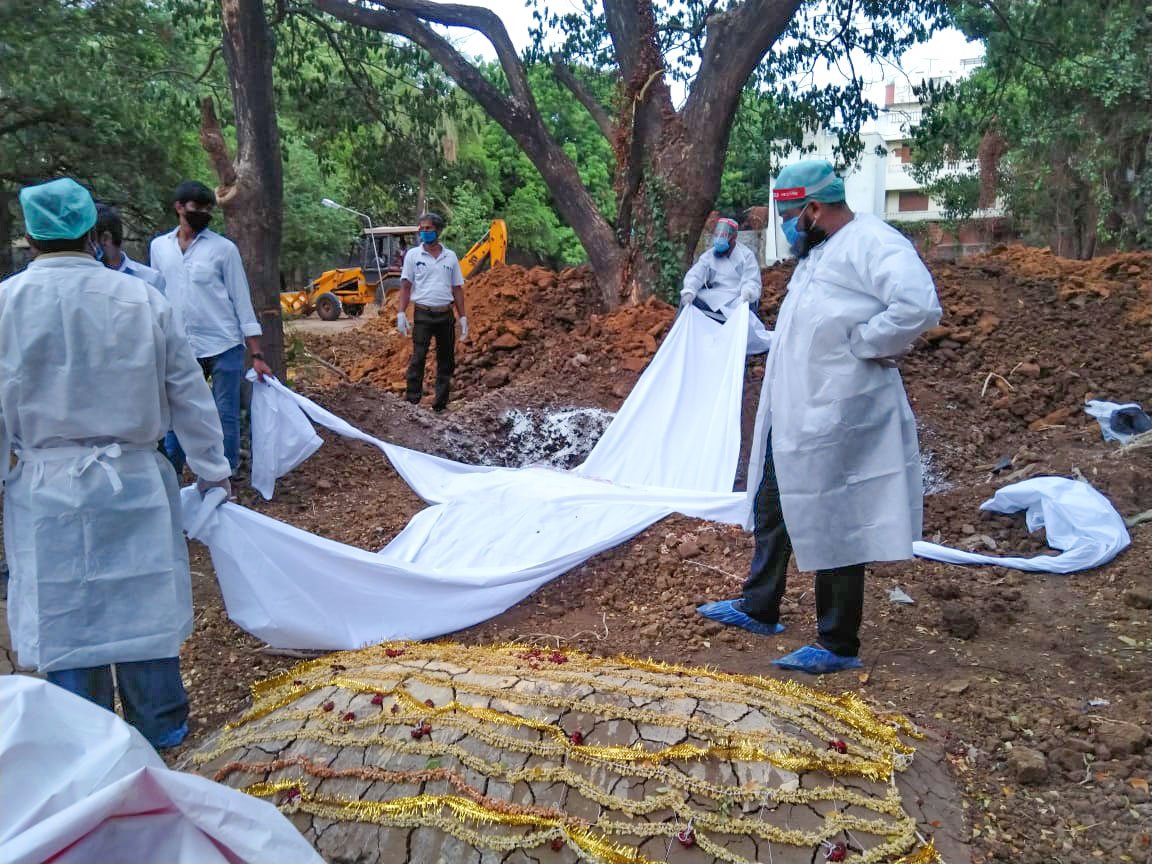 5/5. The volunteers are all young Muslims in the age group 22-40. The 1,100 funerals they’ve done seem diversely spread across those of Hindu, Muslim, Christian and other faiths. They follow all medical protocols in burying the dead #Covid_19  #coronavirus  #TamilNadu
