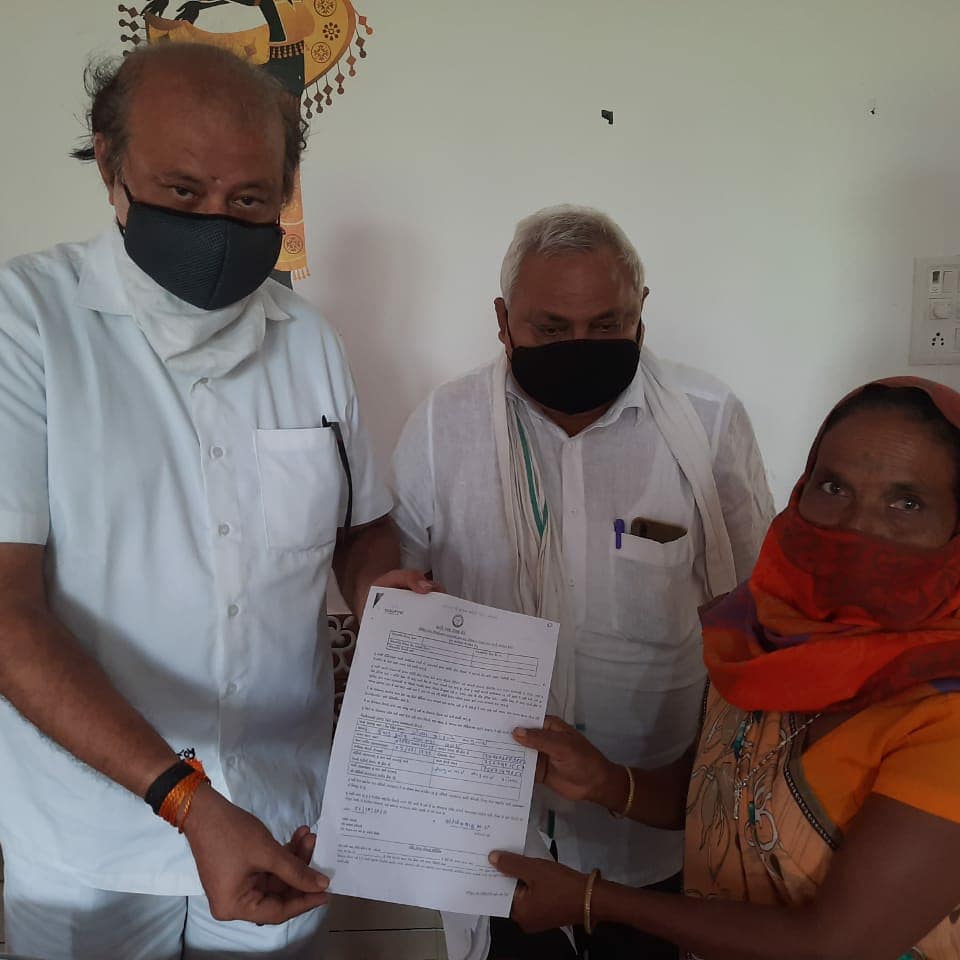 purneshmodi's tweet image. ૧૬૭- સુરત ( પશ્વિમ) વિધાનસભાના ધારાસભ્યશ્રી પૂર્ણેશભાઇ મોદીએ પોતાનો જન્મદિવસ ડાંગના અલગ-અલગ વિસ્તારના આદિવાસી ભાઈઓ અને બહેનો સાથે મનાવ્યો. તમામને પ્રધાનમંત્રી જીવન જ્યોતિ વીમા યોજના હેઠળ વીમા કવચ અર્પણ કરવામાં આવ્યું.
@narendramodi
@AmitShah
@CRPaatil
#HBDPurneshModi24x7