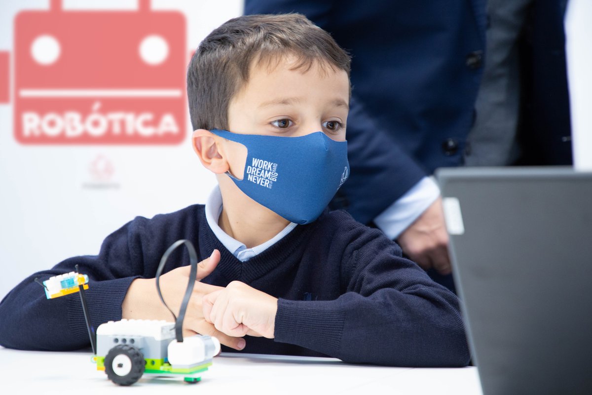 PenarredondaEdu's tweet photo. Los alumnos de 2º EPO disfrutan con la construcción y programación del robot WeDo. Nuestro proyecto de Robótica fomenta el aprendizaje interdisciplinar de las áreas STEAM #tallerdeprogramacion #programacion #robotica #WeDo #innovacion #micolemola #colegioscoruña #robots https://t.co/Vi5cZlZ4sP