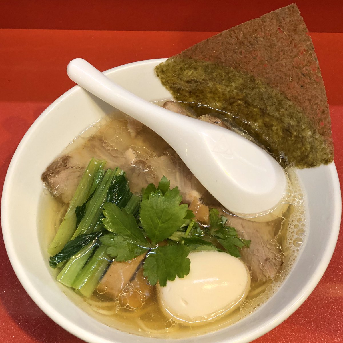 CreativeCoach8's tweet photo. はい、ラーメンの時間です🙋🏻‍♀️気付くのが遅かった、美味しい「あごだし」ラーメンです😊💕スープがメインか分からなくなるぐらい、全部美味しいです。今月いっぱいか、11月半ばでこのラーメンは終えるそうです🍜🥺あごだしがこんなに美味しいとは❣️#飲食店応援 https://t.co/9rAOvSfuLF