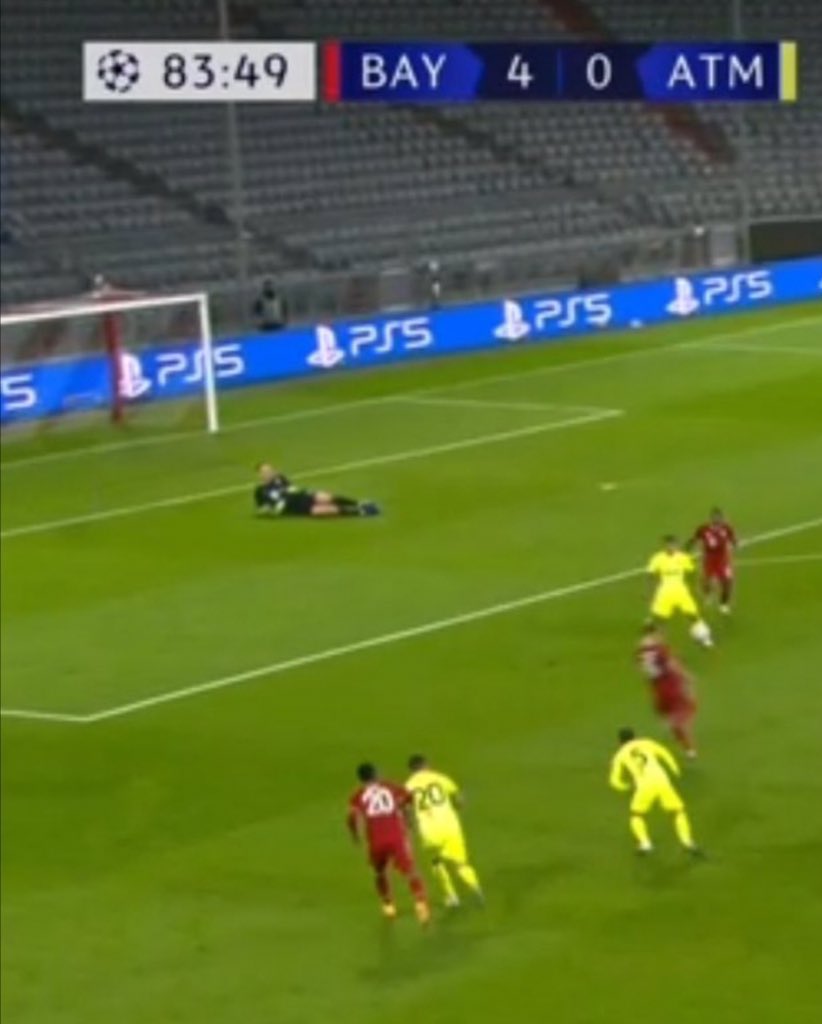 VBETnews's tweet image. Just a picture of Manuel Neuer casually lying on the field during Atletico Madrid attack 😅