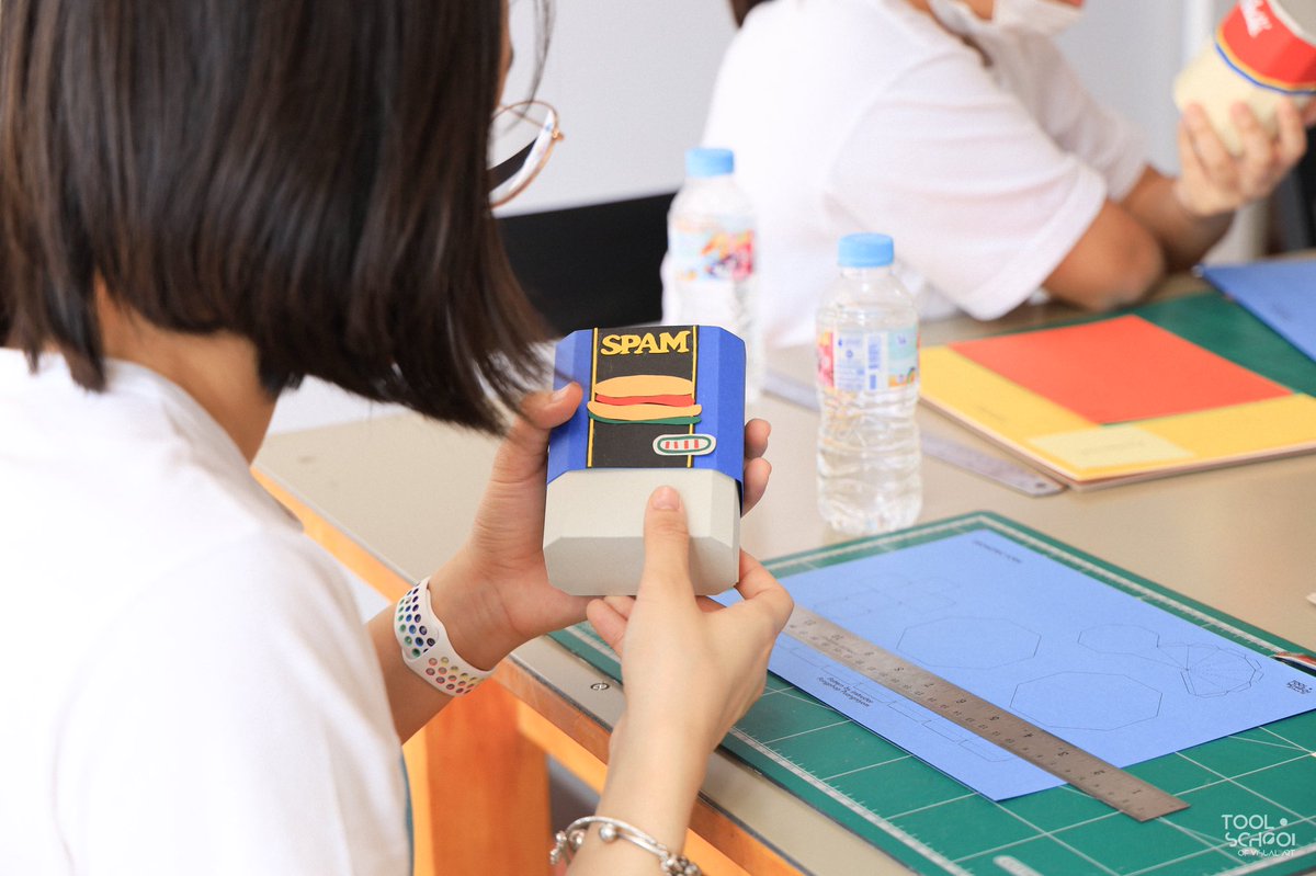ToolVisual's tweet photo. ภาพบรรยากาศคลาสเรียน creative paper craft ที่ผ่านมา 
นักเรียนทุกคนมี passion กับการทำงานกระดาษมากๆ บางคนไม่มีพื้นฐานศิลปะมากนัก แต่ความตั้งใจเต็มที่สุดๆ  ขอบคุณทุกคนที่ให้ความสนใจและอย่าลืมสร้างสรรค์ผลงานดีๆกันต่อเรื่อยๆนะะ!
#creativepapercraft #papercraft #งานกระดาษ https://t.co/VNsR9KJiay