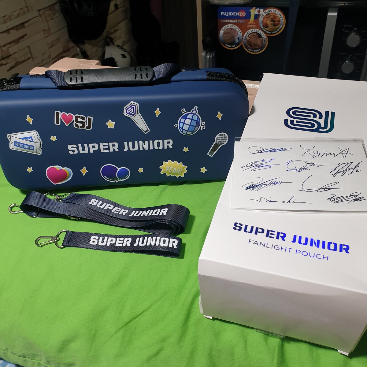 _Issssaaaa_'s tweet photo. Any #suju #superjunior fans here na wala pang super junior #fanlightpouch?

Kakarating lang po nito today from South Korea. Ireregalo ko sana sa kapatid ko for Christmas kaso meron na pala sya nito 😔 
DM or comment po if you are interested. Thank you. https://t.co/QYiCOzA3CT