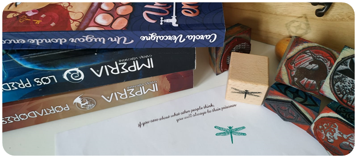 CarolaVerc's tweet photo. Los detalles marcan la diferencia y cuando un autor le firma su libro al lector, que incluya algo más a parte de su nombre, hace que el gesto sea todavía más especial. 
¿A que sí?
https://t.co/1ao2J6sH94
#bookstagram #librosfirmados #DiarioDeEstaEscritora #ULDElibro #SagaImperia https://t.co/ufZyZv4a8S