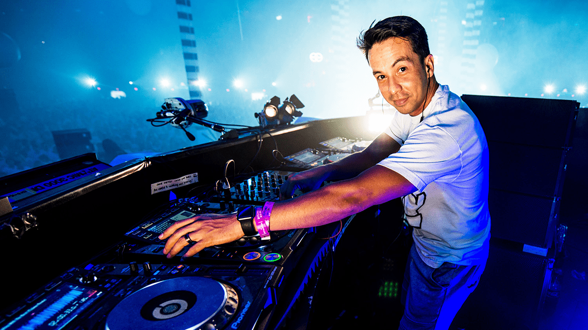 Laidback Luke, uno de los DJ\s más virtuosos en los platos, cumple hoy 44 años.

Happy Birthday !! 