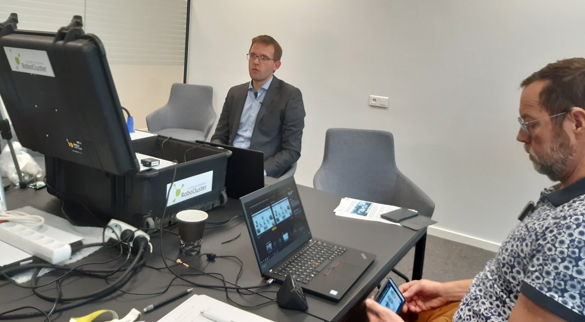 Wanscher's tweet photo. Der er f*** meget teknik der skal spille sammen til et webinar. Det er ikke altid det lykkedes. Men lige her dette minut så gør det. Tak til #EnabledRobotics og øvrige oplægsholdere! Og deltagere for tålmodigheden .. 🙈#wearerobotheroes #GoingVirtual #webinar #Beginner https://t.co/jdnKT9aDCS